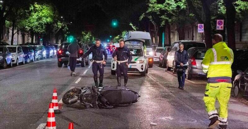 Milano, moto contro auto in pieno centro. In gravi condizioni il motociclista 23enne