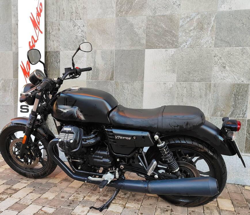 Moto Guzzi V7 III Stone (2017 - 20) (2)