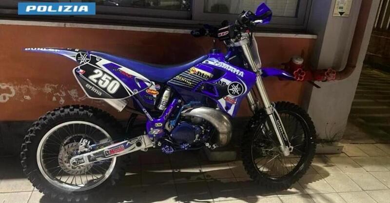 Catania, sorpreso dalla polizia mentre impenna con la moto da cross