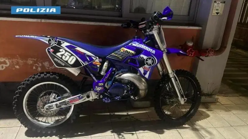 Catania, sorpreso dalla polizia mentre impenna con la moto da cross
