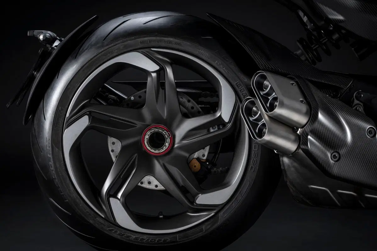 Ducati Diavel for Bentley: la nuova opera d’arte della Casa di Borgo Panigale [GALLERY] (8)