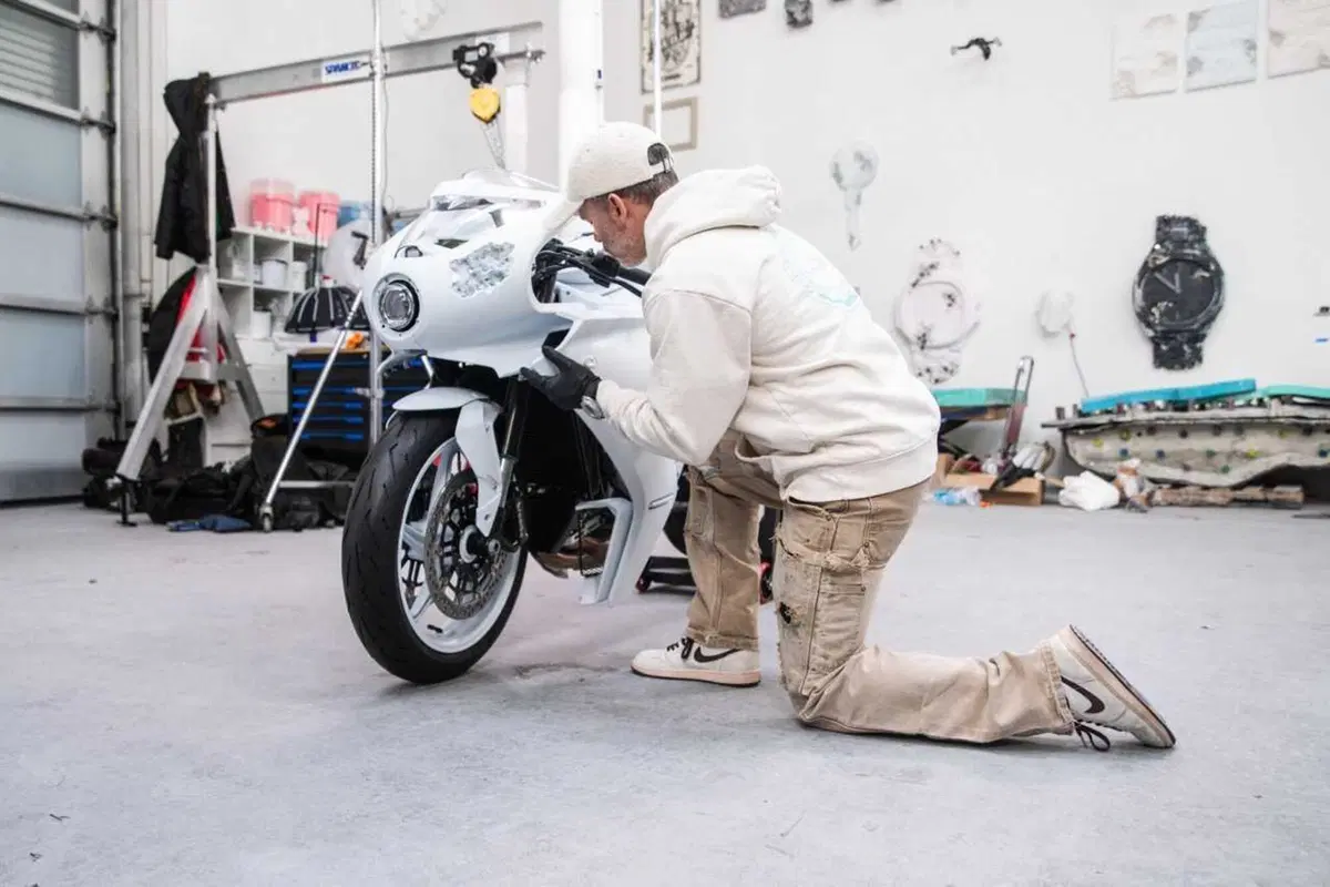 La Superveloce si fa opera d'arte con Arsham [GALLERY] (10)