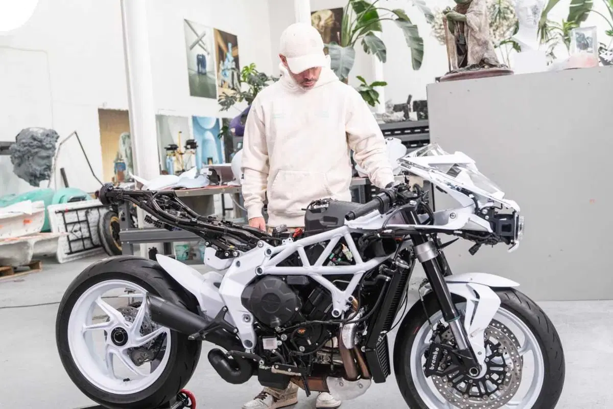 La Superveloce si fa opera d'arte con Arsham [GALLERY] (28)