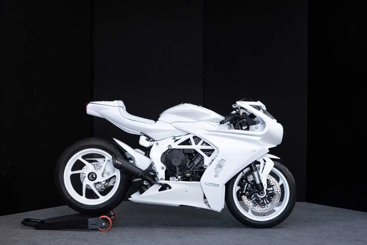 La Superveloce si fa opera d'arte con Arsham [GALLERY] (59)