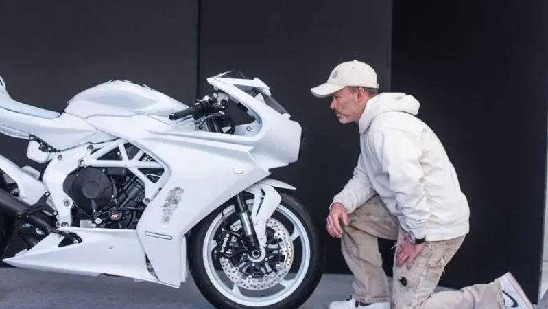 La Superveloce si fa opera d'arte con Arsham [GALLERY]