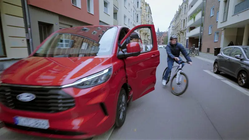 Una tecnologia per prevenire incidenti con ciclisti e motociclisti: che cos'&egrave; l&rsquo;Exit Warning?