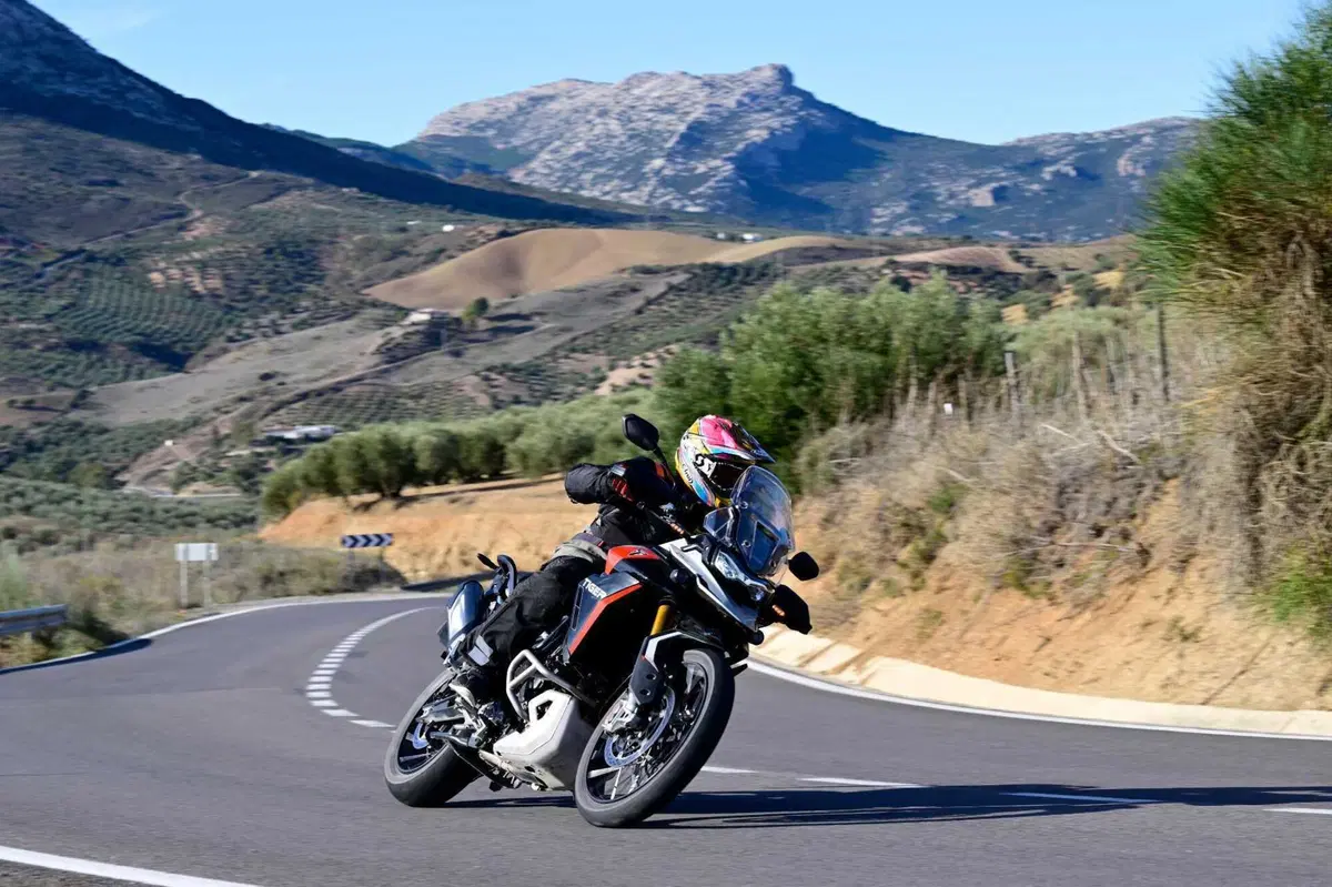 Triumph Tiger 900 GT Pro 2024: ancora più cavalli per la 3 cilindri inglese. Pro e Contro dal nostro TEST (4)