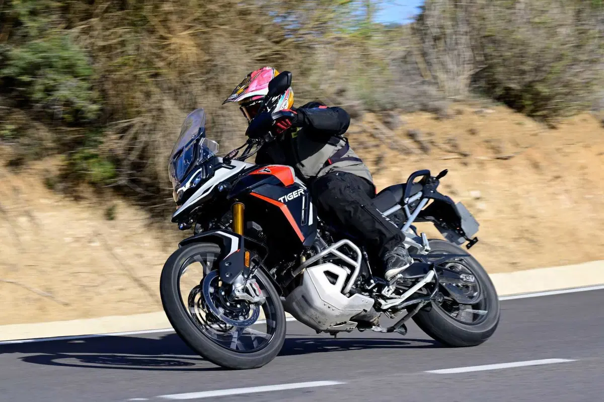 Triumph Tiger 900 GT Pro 2024: ancora più cavalli per la 3 cilindri inglese. Pro e Contro dal nostro TEST (5)
