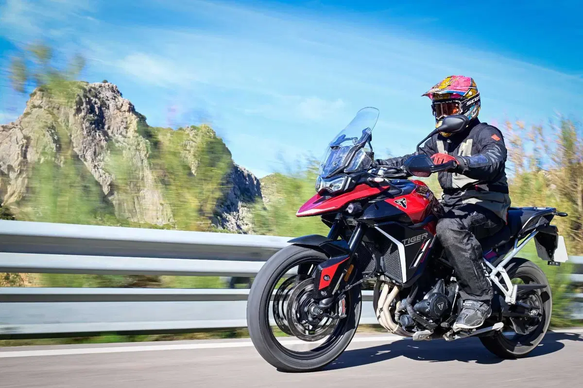 Triumph Tiger 900 GT Pro 2024: ancora più cavalli per la 3 cilindri inglese. Pro e Contro dal nostro TEST (7)