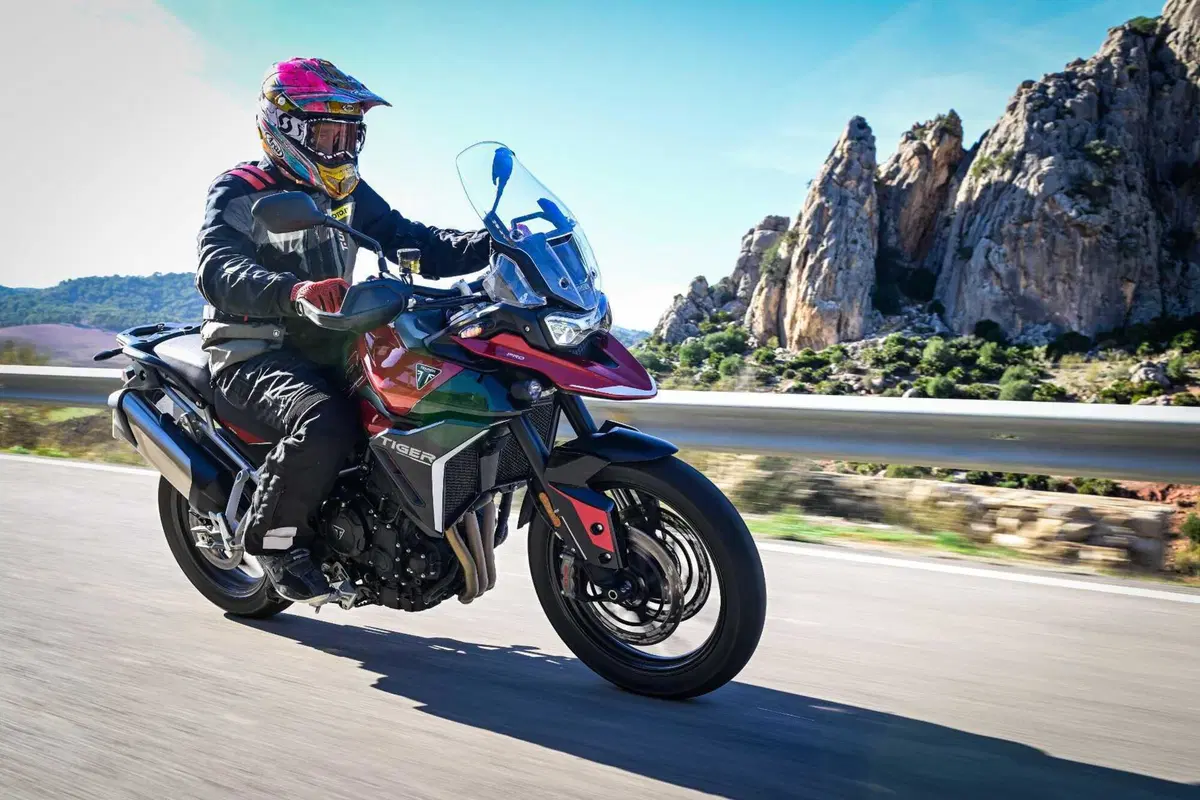 Triumph Tiger 900 GT Pro 2024: ancora più cavalli per la 3 cilindri inglese. Pro e Contro dal nostro TEST