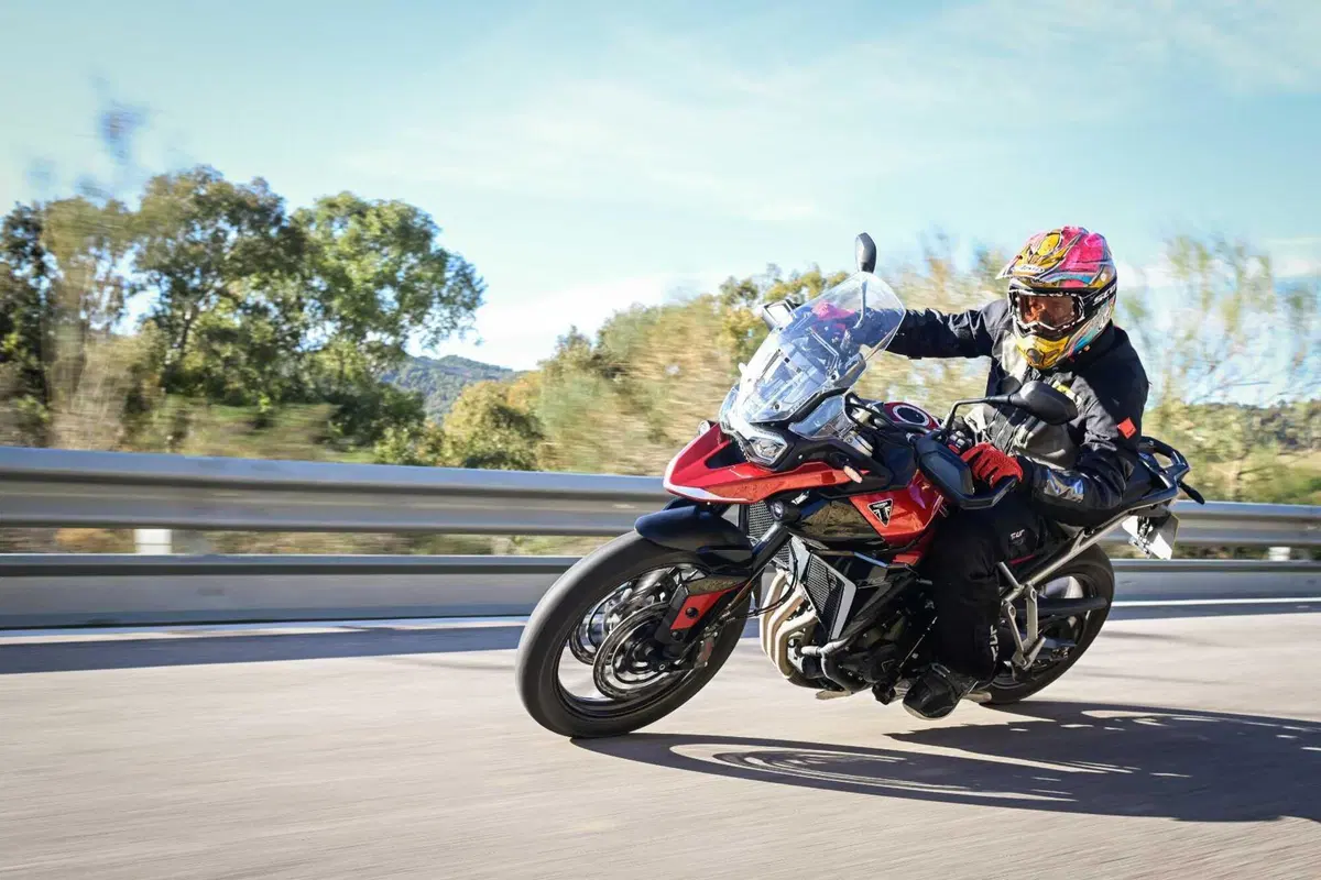 Triumph Tiger 900 GT Pro 2024: ancora più cavalli per la 3 cilindri inglese. Pro e Contro dal nostro TEST (10)