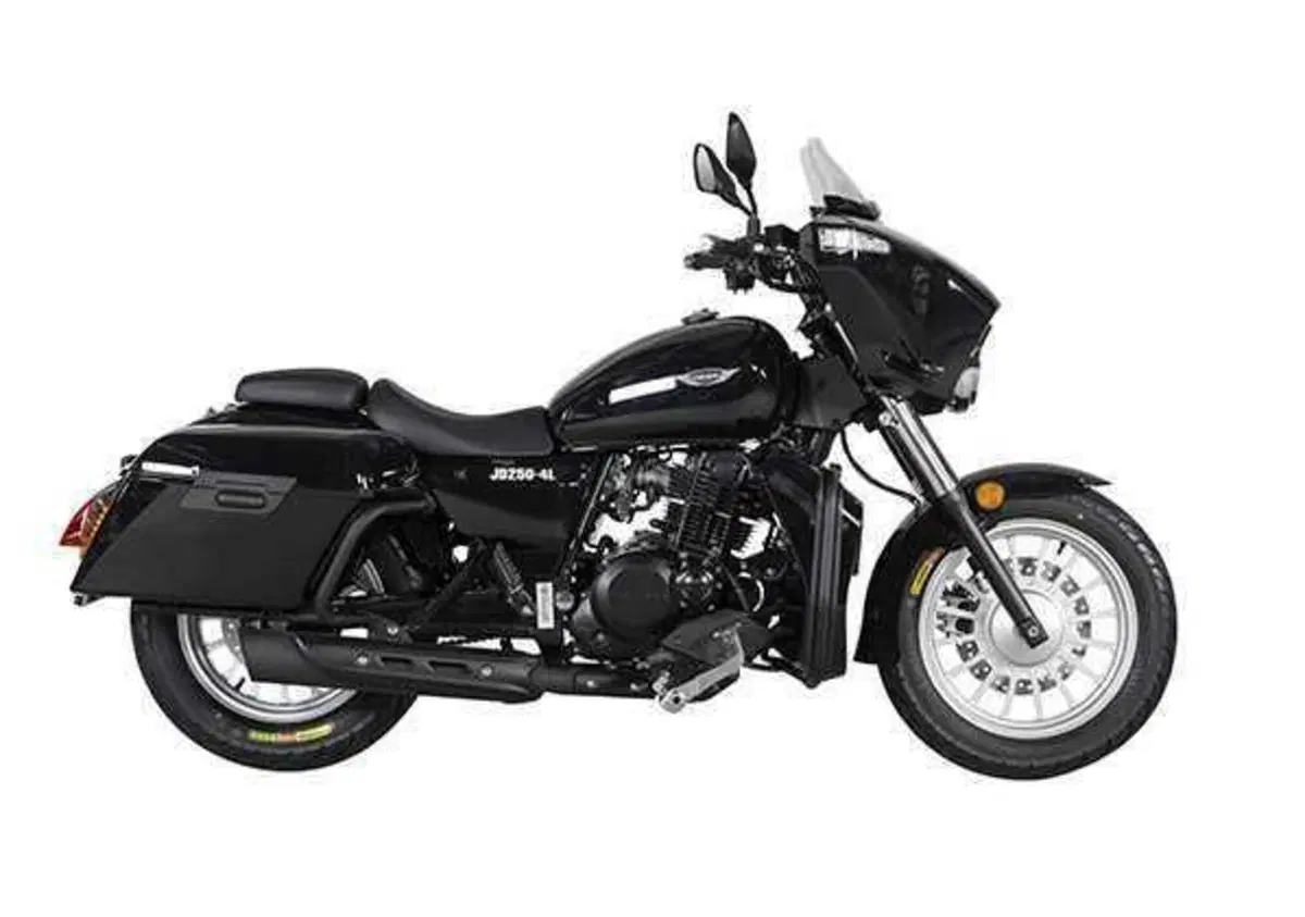 Come la interpretiamo questa moto? Cilindrata 250 cc, sembra una Harley, ha una sella bassissima [GALLERY]
