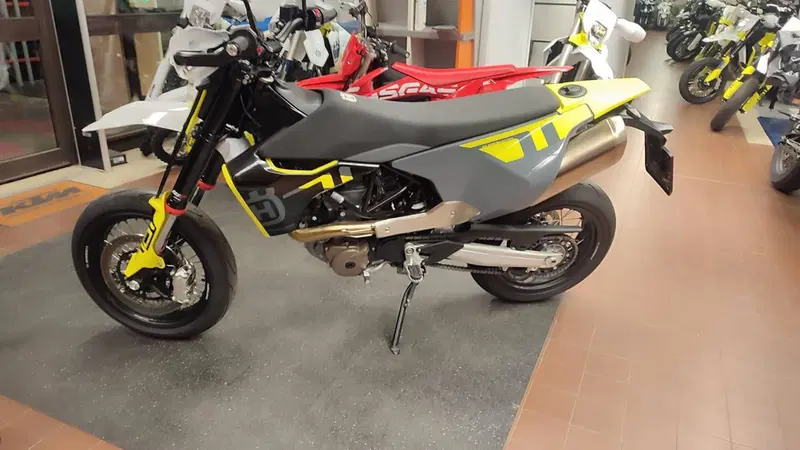 Husqvarna 701 Supermoto (2023 - 25) (3)