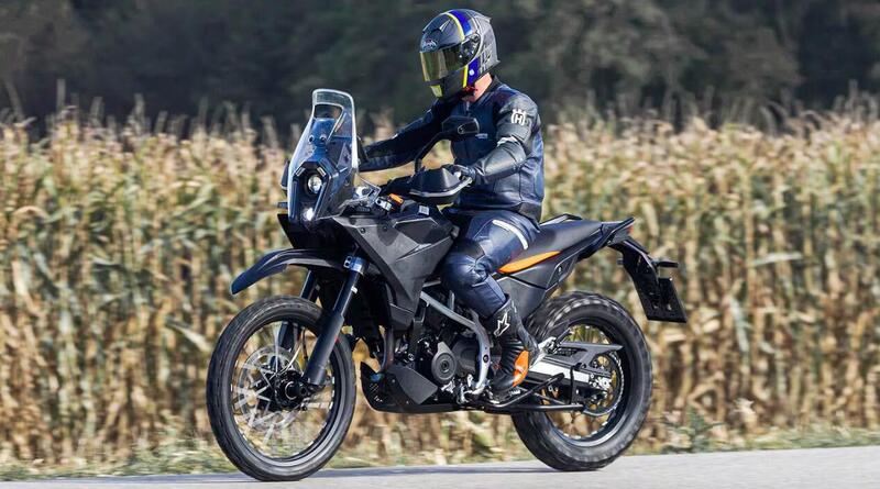 KTM 390 Adventure 2025: arriver&agrave; anche il cerchio da 21 pollici? Intanto, qualche indiscrezione [FOTO SPIA]