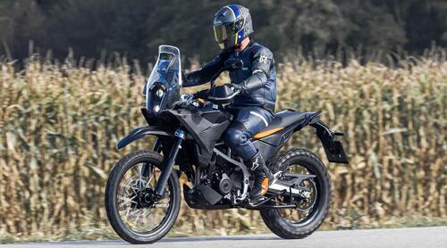 KTM 390 Adventure 2025: arriverà anche il cerchio da 21 pollici? Intanto, qualche indiscrezione [FOTO SPIA] (2)