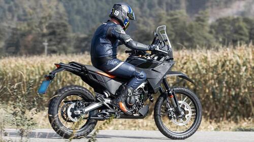 KTM 390 Adventure 2025: arriverà anche il cerchio da 21 pollici? Intanto, qualche indiscrezione [FOTO SPIA] (3)