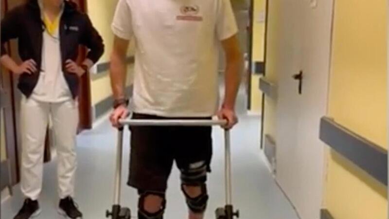 Lesione al midollo per un incidente in moto, costretto sulla carrozzina torna a camminare