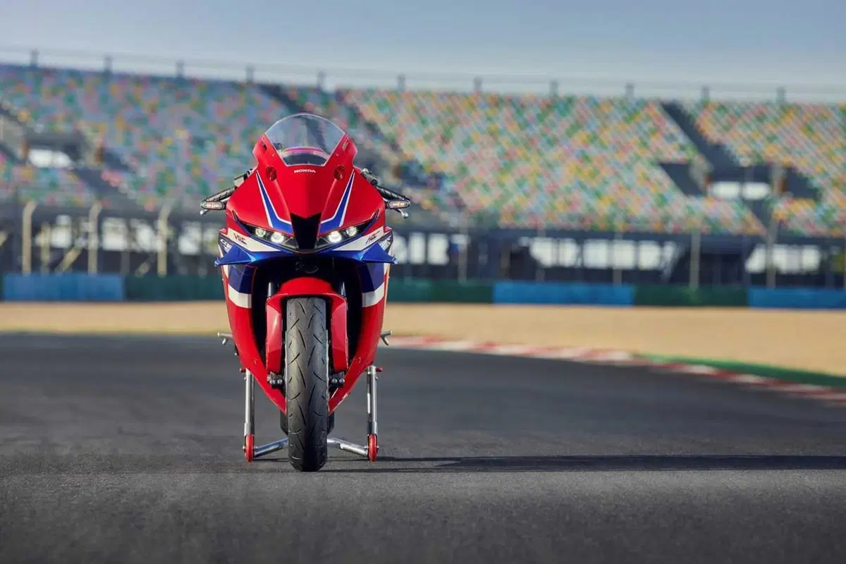 Honda CBR600RR 2024: svelato il prezzo! (6)