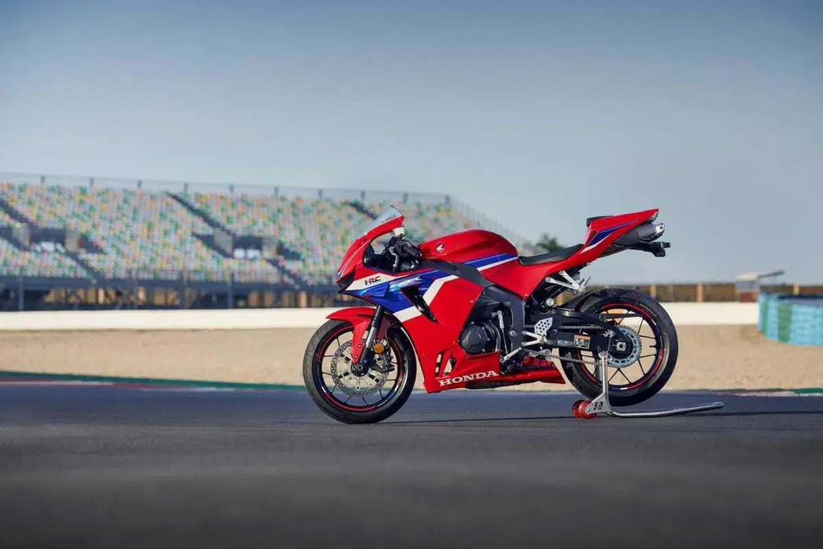 Honda CBR600RR 2024: svelato il prezzo! (7)