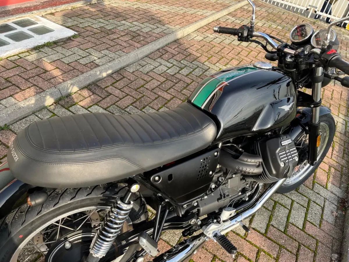 Moto Guzzi V7 III Special (2017 - 20) (15)
