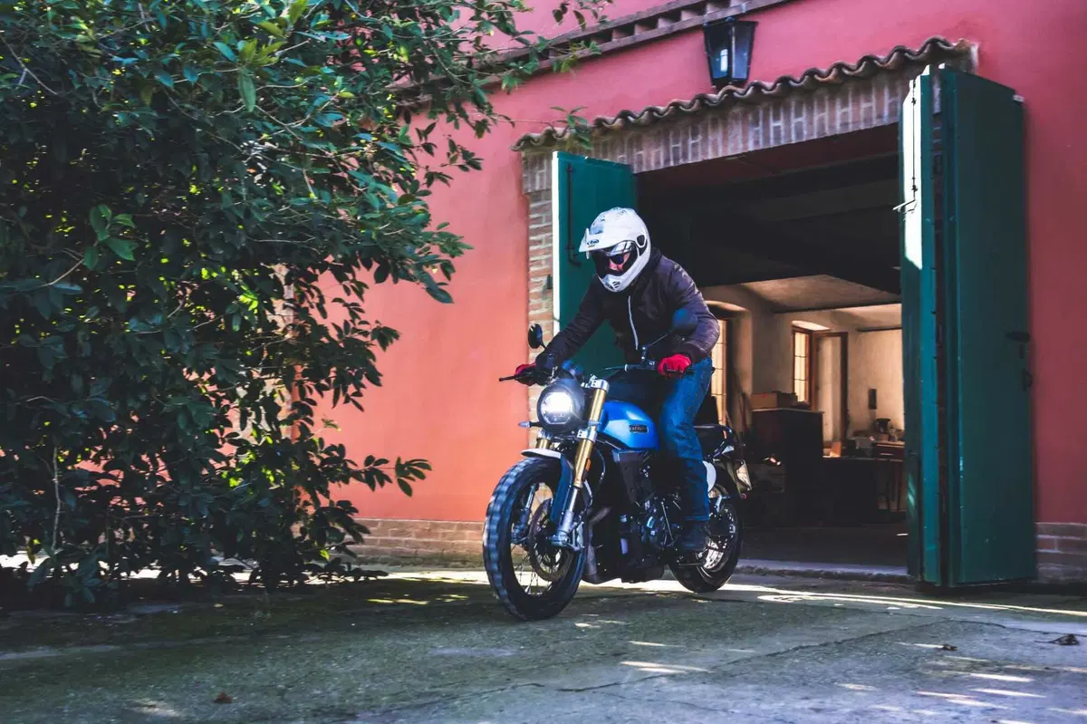 Nico Cereghini e il Perfetto provano la Fantic Caballero 700! SPECIAL TEST su strada e in off (11)