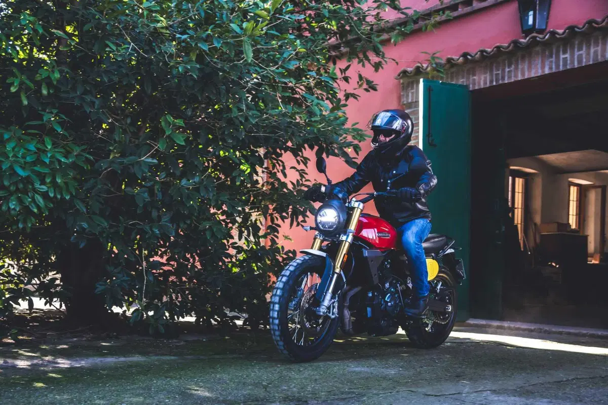 Nico Cereghini e il Perfetto provano la Fantic Caballero 700! SPECIAL TEST su strada e in off (12)