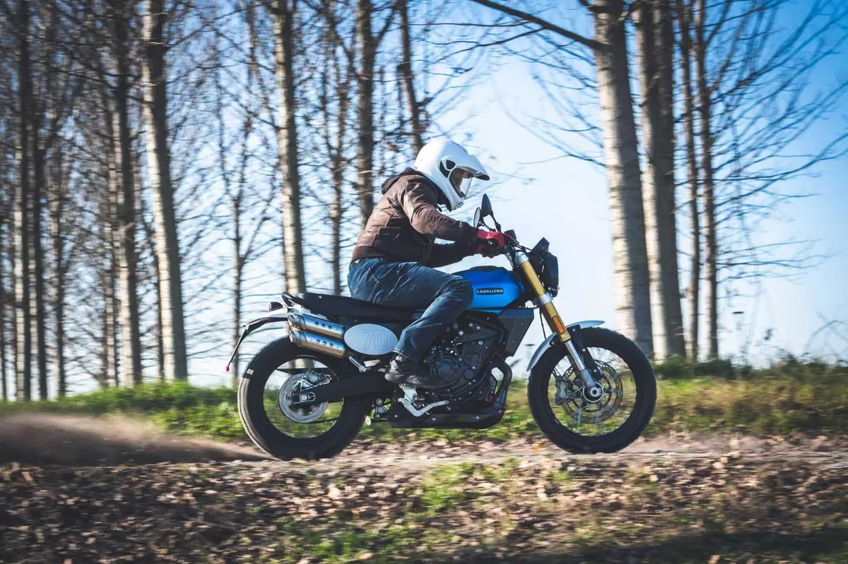 Nico Cereghini e il Perfetto provano la Fantic Caballero 700! SPECIAL TEST su strada e in off (33)