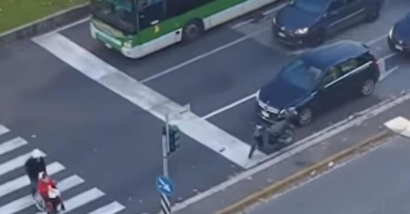 Motociclista aiuta una disabile ad attraversare