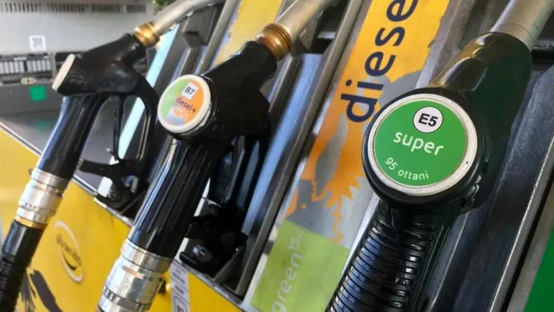 Caro carburanti: la benzina &egrave; ai minimi dopo un anno di rialzi. L'andamento nel 2023