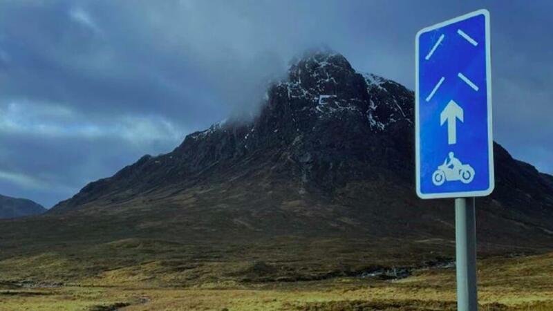 Scozia, la nuova e intelligente segnaletica orizzontale salva motociclisti funziona. Ecco di cosa si tratta