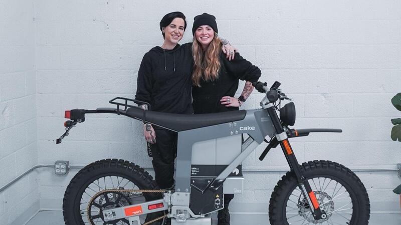 Due ragazze attraversano gli USA in moto elettrica: secondo continente conquistato per Cake!