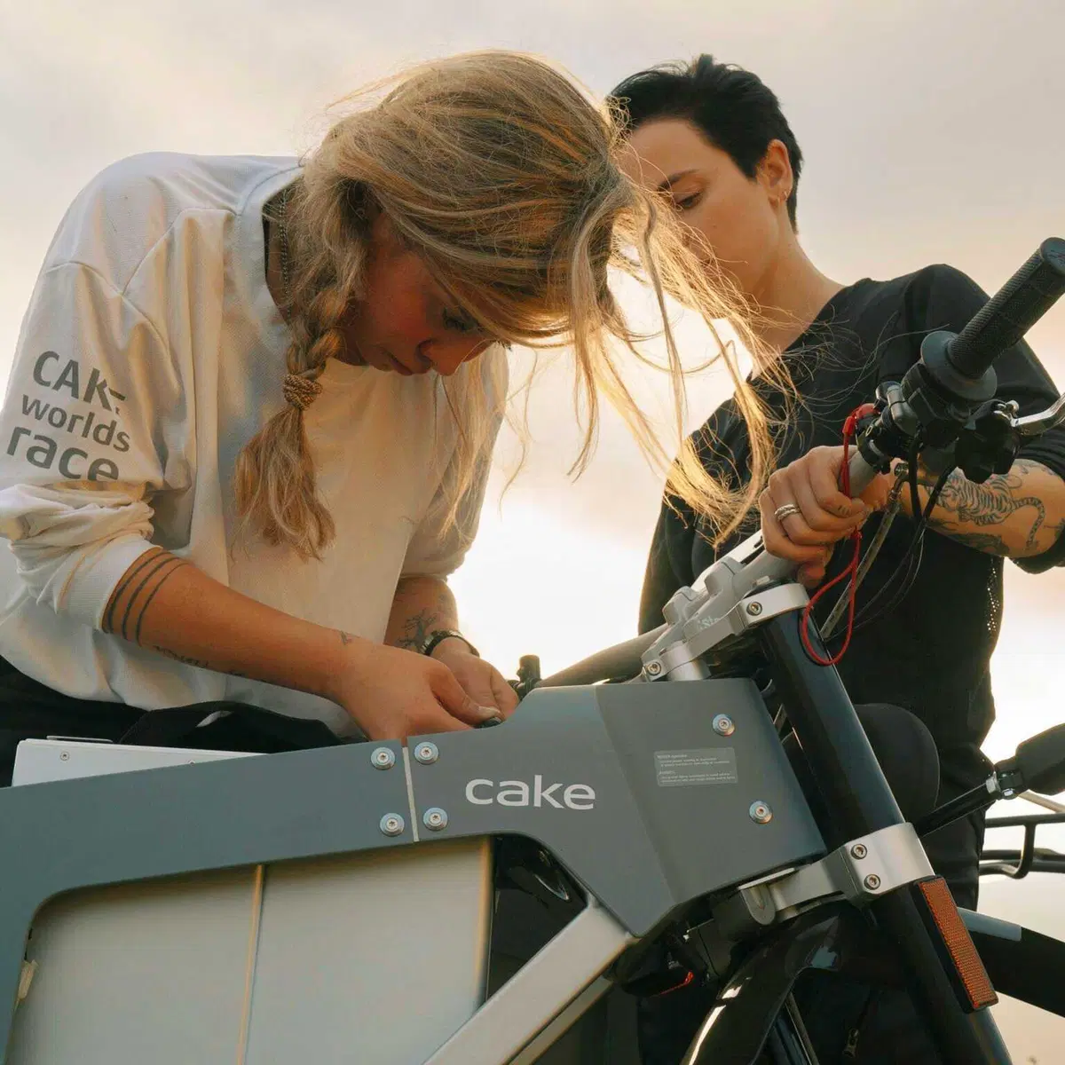 Due ragazze attraversano gli USA in moto elettrica: secondo continente per Cake!
