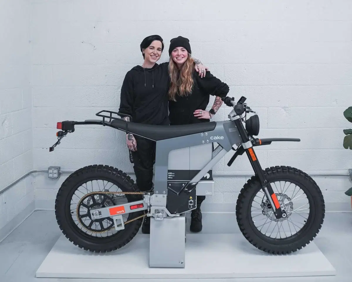 Due ragazze attraversano gli USA in moto elettrica: secondo continente per Cake! (4)