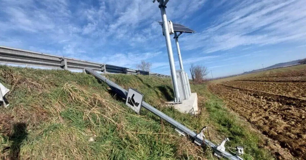 Ancora un autovelox distrutto: questa volta dalle parti di Asti