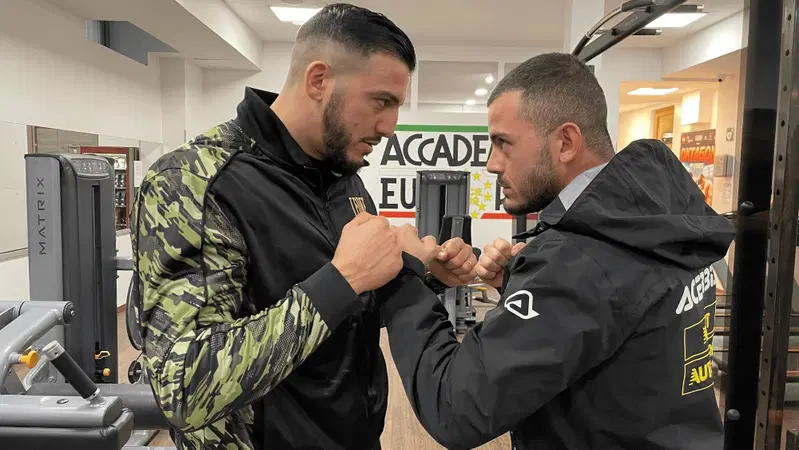 Mattia Faraoni: "Dietro in moto? Se acceleri ti strozzo!". L'intervista al Campione del Mondo di kickboxing ISKA [VIDEO]