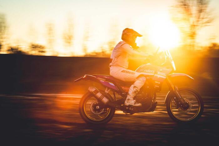 Abbiamo guidato la Yamaha Ténéré 700 Factory fino al tramonto. Non saremmo più scesi: potente, bella e facile. Grazie Bottu!