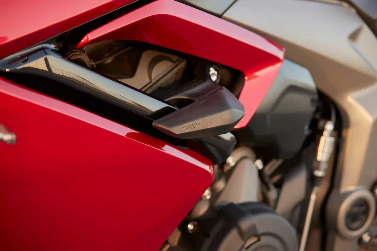 Triumph Daytona 660: sportiva con classe  (7)