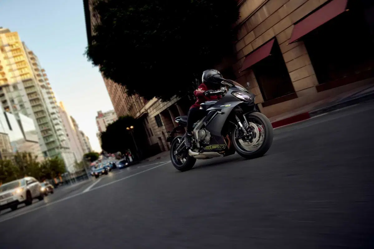 Triumph Daytona 660: sportiva con classe  (2)
