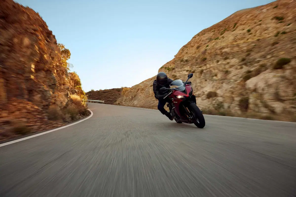 Triumph Daytona 660: sportiva con classe  (6)