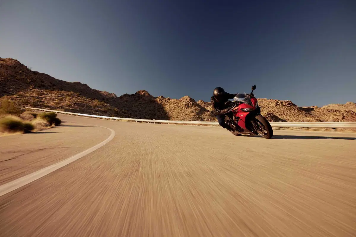 Triumph Daytona 660: sportiva con classe  (7)