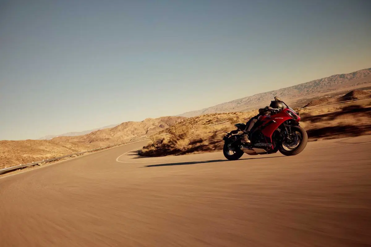 Triumph Daytona 660: sportiva con classe  (8)