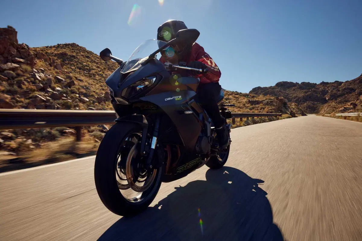 Triumph Daytona 660: sportiva con classe  (9)
