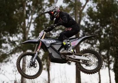 Nuova Aprilia elettrica da cross? Ma no! È Aleix Espargaró che si allena con la Stark Varg [GALLERY] 