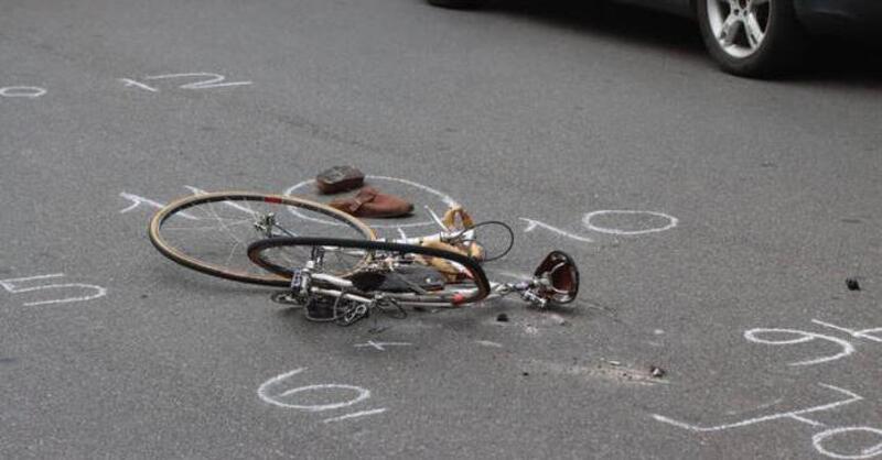 Muore ciclista investito nella notte a Milano