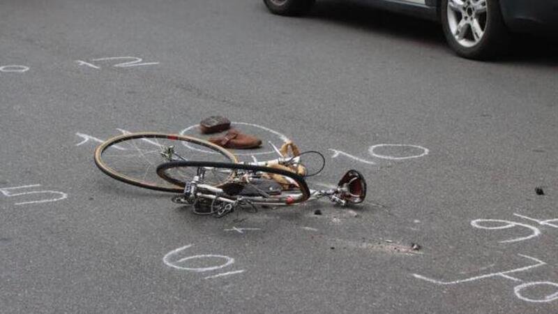 Muore ciclista investito nella notte a Milano