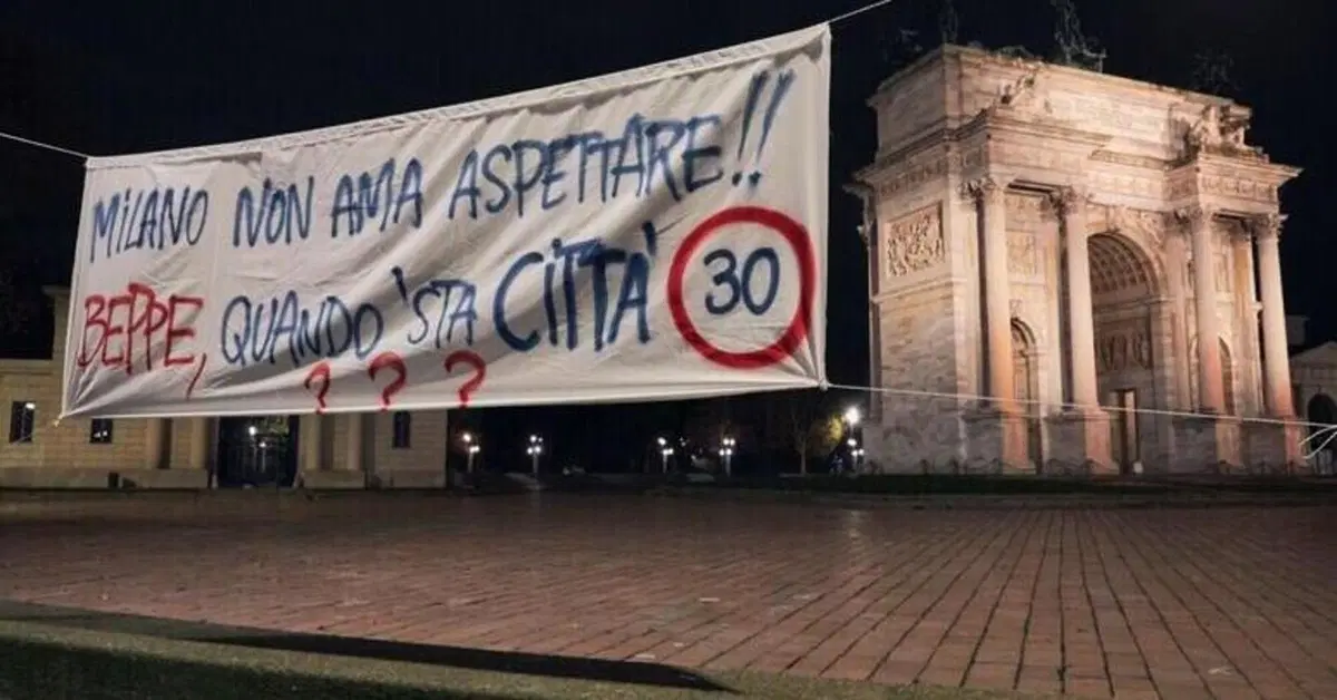 "Quando questa Citt&agrave; 30?": striscioni a Milano per sollecitare Sala. E intanto un altro ciclista muore