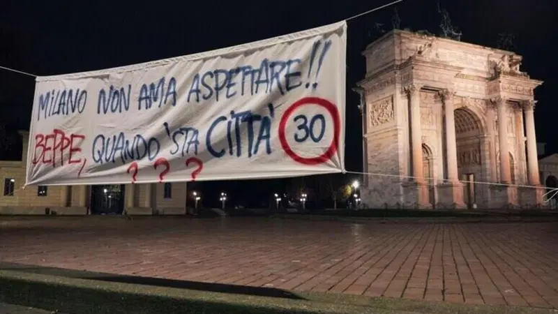 "Quando questa Citt&agrave; 30?": striscioni a Milano per sollecitare Sala. E intanto un altro ciclista muore
