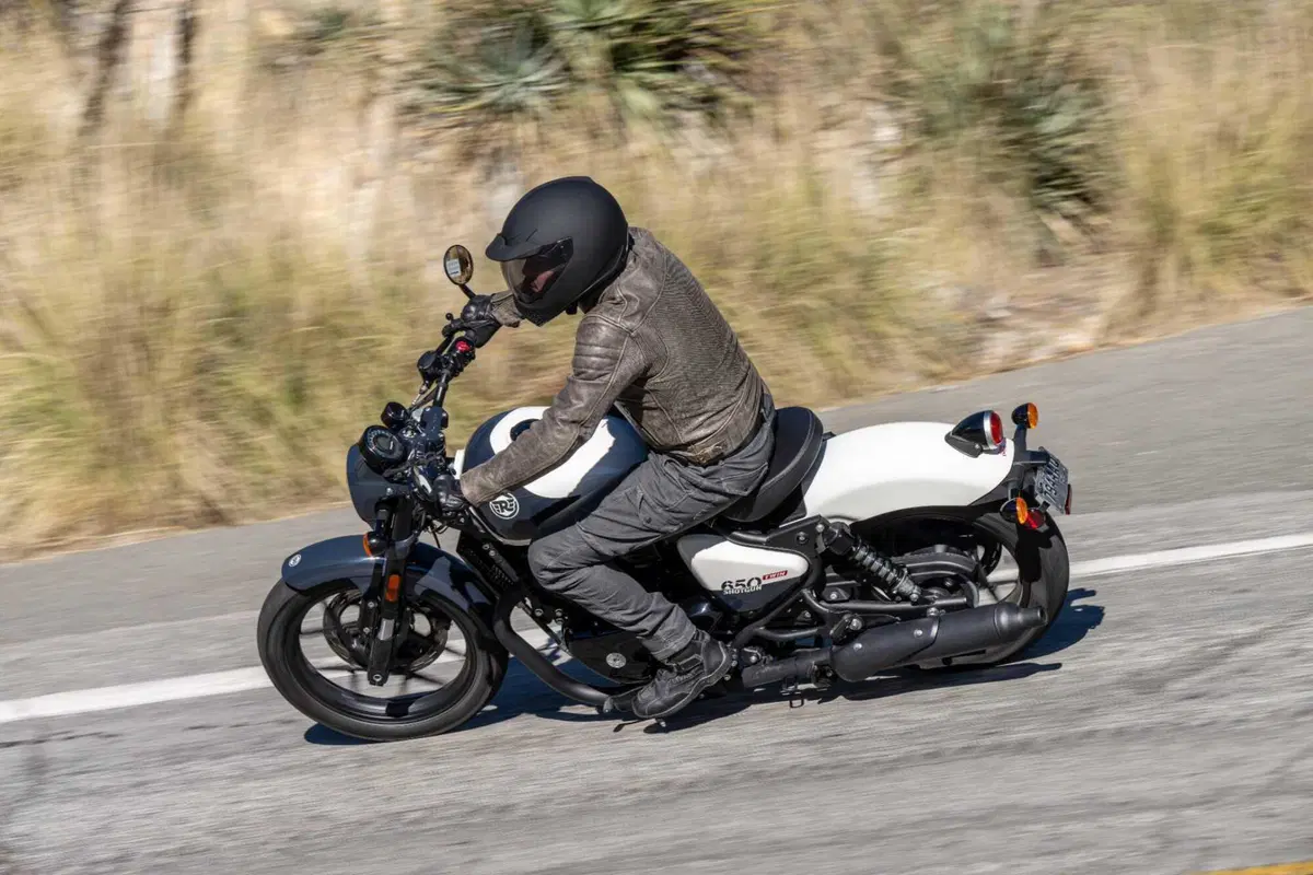 Royal Enfield Shotgun 650 TEST: Coast to Coast, spendendo il giusto. Impressioni di guida e prezzo [VIDEO E GALLERY] (22)