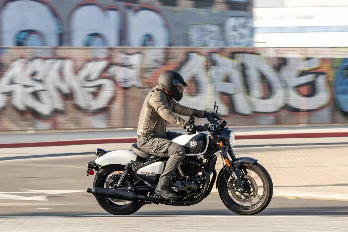 Royal Enfield Shotgun 650 TEST: Coast to Coast, spendendo il giusto. Impressioni di guida e prezzo [VIDEO E GALLERY] (28)