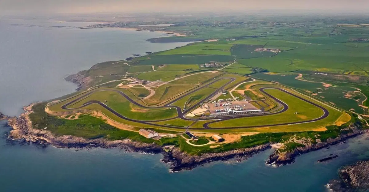 Divieto di ingresso alle moto elettriche nel circuito di Anglesey. &Egrave; il primo di una lunga serie?